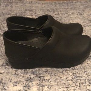 Dansko women’s black oiled professional mule
